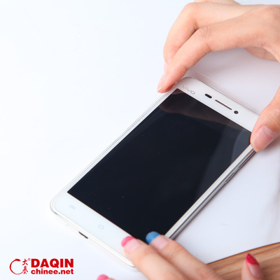 AC220V / 50Hz محافظ صفحه نمایش لیزر ماشین برش با گردش آب خنک و Bellow 0.5MM ضخامت برش