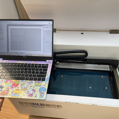 AC220V / 50Hz محافظ صفحه نمایش لیزر ماشین برش با گردش آب خنک و Bellow 0.5MM ضخامت برش