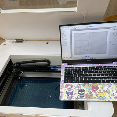 AC220V / 50Hz محافظ صفحه نمایش لیزر ماشین برش با گردش آب خنک و Bellow 0.5MM ضخامت برش