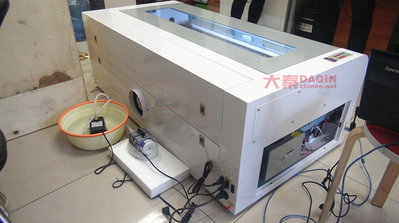 محیط کار داخلی محافظ صفحه نمایش دستگاه برش لیزر AC220V / 50Hz ولتاژ 1000 * 800 * 800mm اندازه